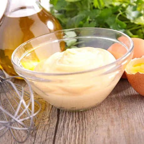 Cum prepari maioneză de casă cu ouă fierte și crude. E delicioasă și nu ai nevoie de mult ulei!