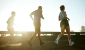 Alergare sau mers pe jos? Care exercițiu arde caloriile mai rapid