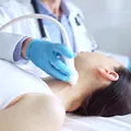 Un semn la nivelul gâtului poate ascunde mai mult decât o problemă cu tiroida. Ce avertizează medicii