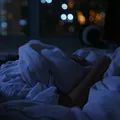 Ora la care mergi la culcare îți poate influența vârsta biologică. Ce arată un nou studiu despre relația dintre somn și îmbătrânire