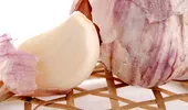 Cum să cureţi usturoiul în 10 secunde! VIDEO