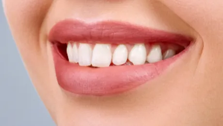 Stripping-ul dentar: un medic ortodont explică indicaţiile