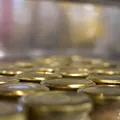 Capacele borcanelor se umflă? Când trebuie aruncate conservele, de fapt