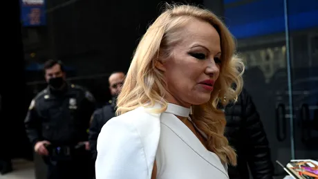 Pamela Anderson, în rochie de mireasă la 54 de ani. Cum a apărut pentru o emisiune televizată