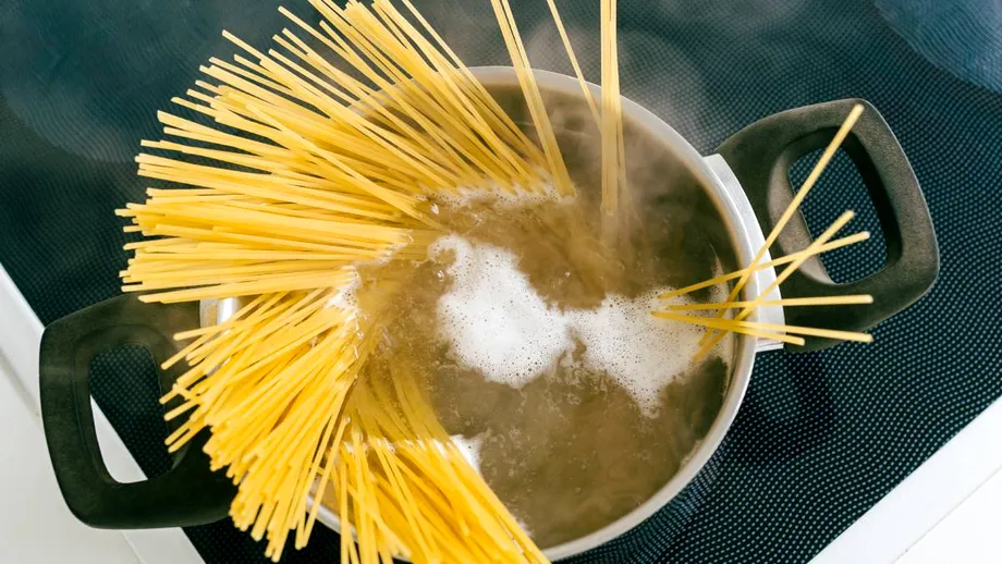 Metoda „autentică” prin care să gătești pastele pentru a absorbi mai puțini carbohidrați. De ce trebuie să gătim exact ca italienii