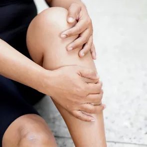 Semnul apărut la un singur picior care poate anunța un cheag de sânge periculos. Când trebuie să mergi urgent la medic