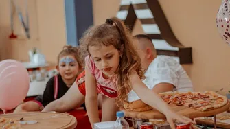 Proiect. Pizza, chipsurile şi sucurile ar putea deveni ilegale în apropierea școlilor