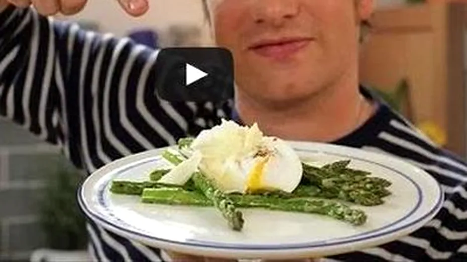 Jamie Oliver îţi arată cum prepari un ou prin poşare - Video