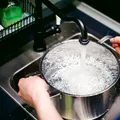 De ce nu este recomandat să gătești cu apă caldă de la robinet? Greșeala pe care mulți o fac
