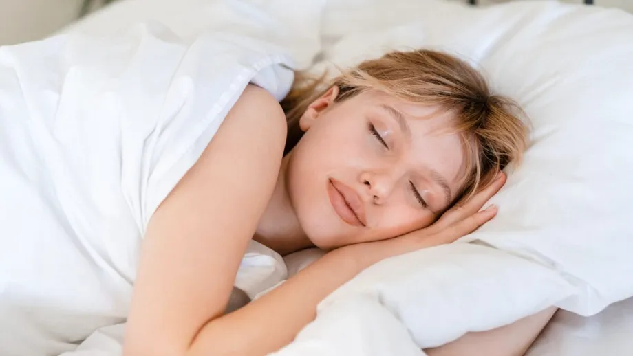 Odihna care vindecă: legătura profundă dintre somn, echilibru hormonal și sănătatea intimă a femeii
