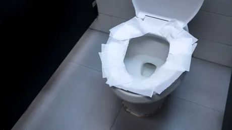 Acoperirea capacului de WC nu te protejează de bacterii și germeni. Cum eviți infecțiile din toaletele publice