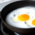 Ai rămas fără ulei? Cum poți face ouă prăjite cu un alt ingredient. Rețeta e genială și merită încercată
