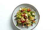 Salata de vară cu telemea! Rețeta simplă, gata în doar câteva minute