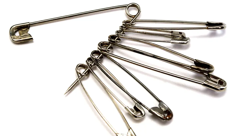 Ce rol are, de fapt, gaura din acul de siguranță. Iată la ce folosește cu adevărat