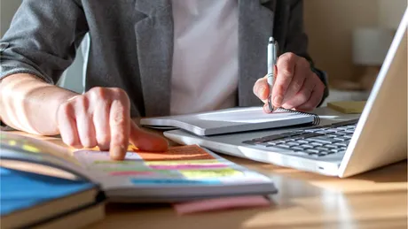 Aproape jumătate dintre elevii români folosesc inteligența artificială. Unul din trei apelează la AI pentru rezolvarea completă a temelor