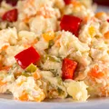 Cât timp se păstrează salata boeuf la frigider? Greșelile care o pot face să se altereze mai repede