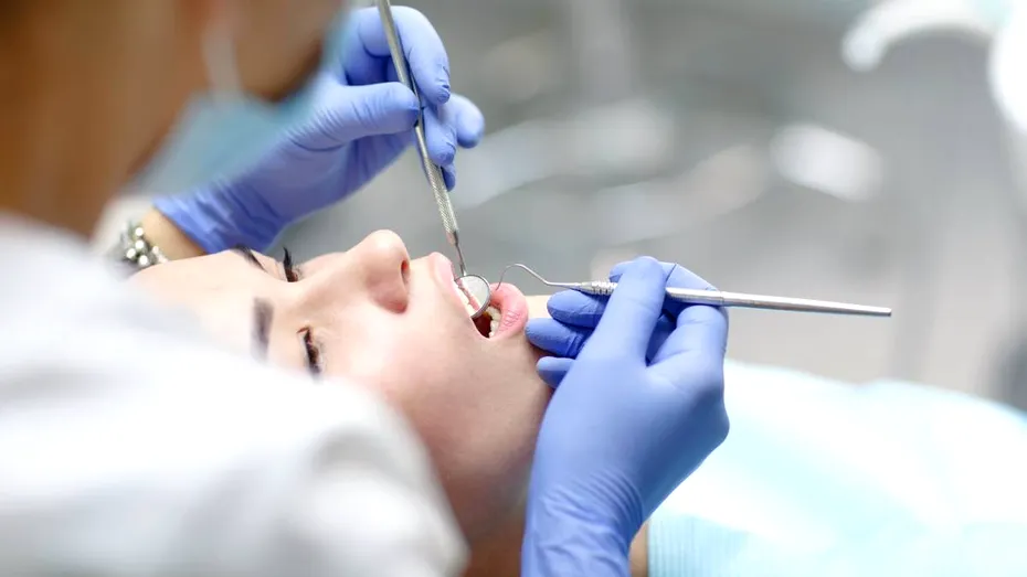 Ce să NU faci niciodată înainte de să ajungi la dentist. De ce nu e bine să bei cafea sau să porți lentile de contact