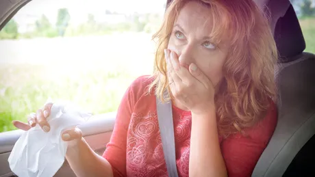 Răul de mașină dispare instant cu ajutorul unui gest banal. Cum să nu mai ai probleme când călătorești