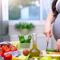 Dieta mediteraneeană în timpul sarcinii, asociată cu un risc mai mic de colici și eczeme la bebeluși