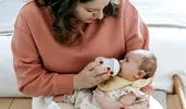 Cât te costă să crești un copil în primul an de viață, în România? Am făcut calculul complet pentru 2026