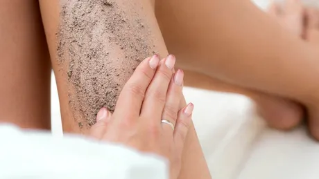 Cum să-ți exfoliezi corect pielea pentru a te pregăti de sezonul cald: scrub, gommage, periaj uscat și nămol