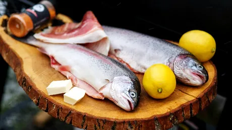 Cum elimini mirosul de pește de pe mâini după ce gătești fructe de mare