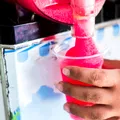 Fetiță de 4 ani, inconștientă la doar 10 minute după ce a băut slushy. A fost spitalizată de urgență