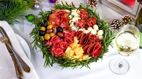 Cum să faci un platou cu aperitive de sărbători. Combinații reușite de mezeluri, brânzeturi, legume, nuci și fructe