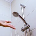 Apa caldă ajunge călâie la robinet? Temperatura pe care furnizorul trebuie să o asigure la intrarea în bloc