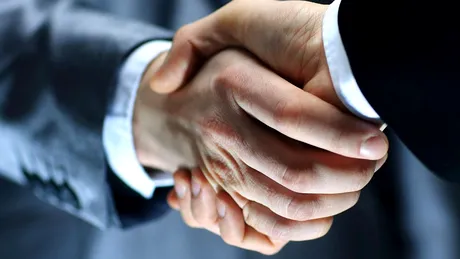 Strângi mâna oamenilor la întâlnirile de afaceri? Ai putea avea mai mult succes!