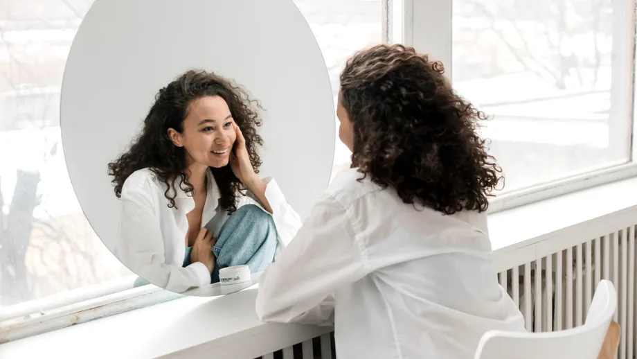 Ce este autocompasiunea și cum să o dobândești pentru o mai mare încredere în propria persoană