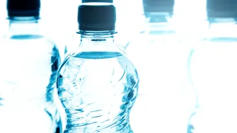 Autoritățile sanitare sunt în alertă! Sticle de apă îmbuteliată, retrase urgent de pe piață