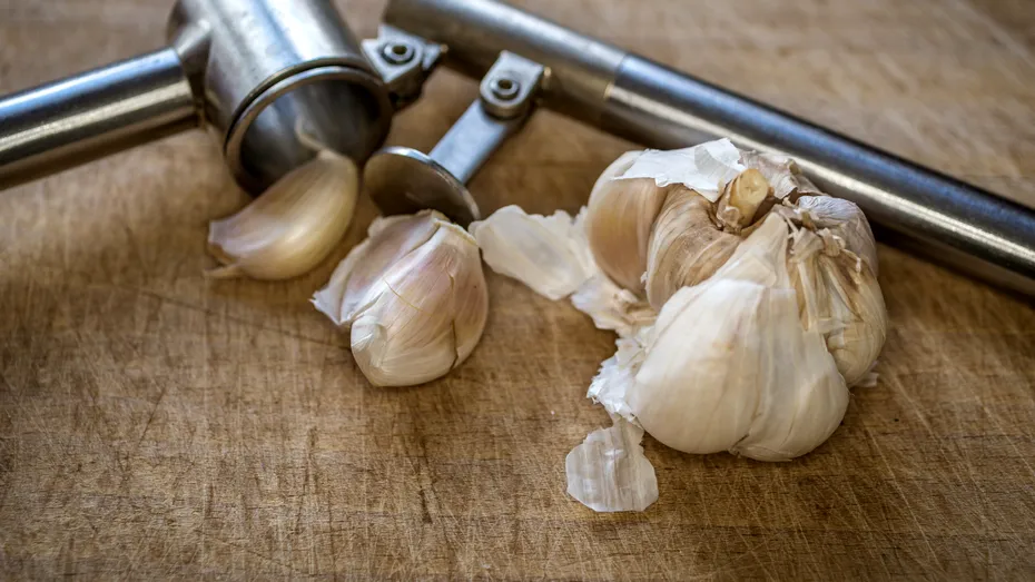 Foile de usturoi: 7 moduri în care să le refolosești. Nu le mai arunca la gunoi!
