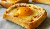 Ouă ochiuri în pâine cu Salam Săsesc