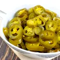 Rețeta simplă de ardei iuți murați în oțet. Ai nevoie de câteva ingrediente, iar rezultatul e unul delicios