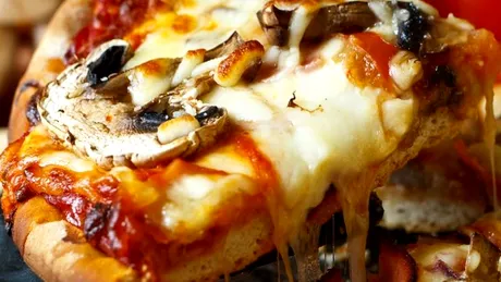 O pizza mare sau două medii? Ce este mai avantajos?