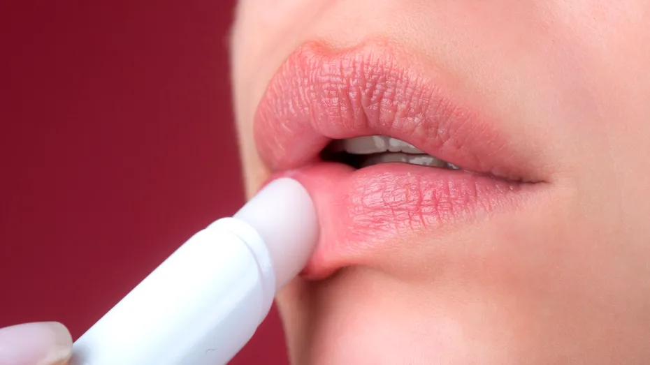 Cum să îți mărești buzele în mod natural cu un amestec simplu. Nu trebuie să apelezi la medicul estetician