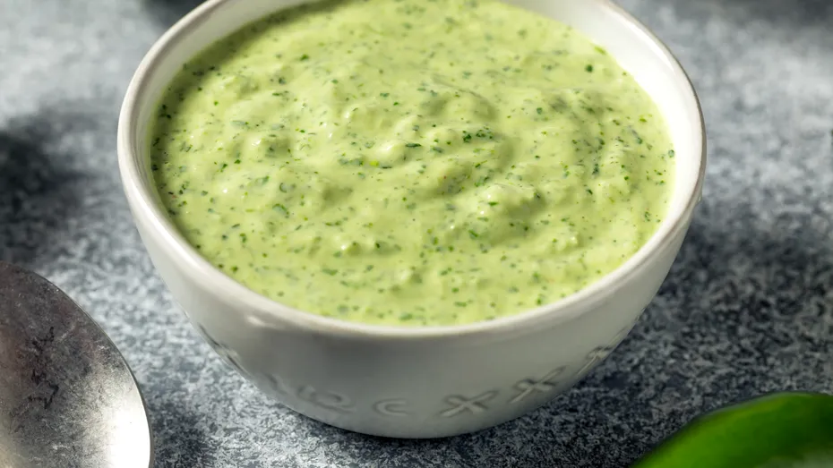 Rețetă de sos de usturoi verde. Se prepară rapid și e super-aromat