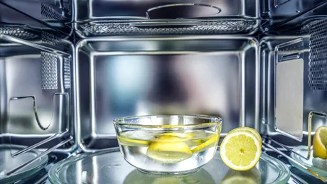 Cum să cureți cuptorul cu microunde fără efort. Trucul cu abur și lămâie pe care oricine îl poate face acasă