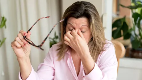 Te doare capul în fiecare dimineață. Ce îți spune organismul? Dr. Anca Ghilință: „O cefalee cu debut brusc ar trebui considerată o urgență medicală”