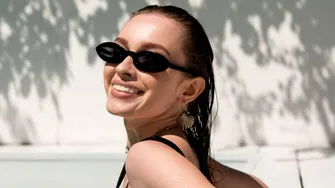 Ce se întâmplă cu părul când îl lași să se usuce singur după mare sau piscină
