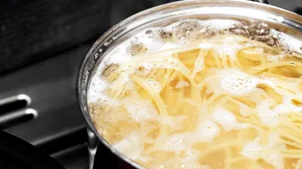 Câtă sare trebuie să pui în apa pentru paste. Un chef dezvăluie cantitatea corectă