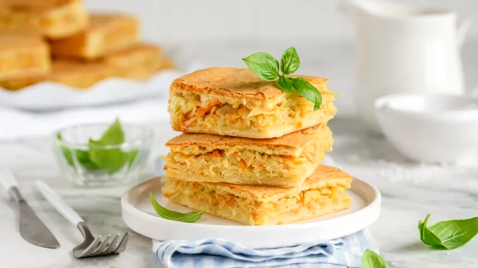 Plăcinte ardelenești rumene, cu varză și boia. Deliciul simplu al postului