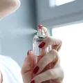 Obișnuiești să te dai cu parfum pe gât? Nu o mai face. Zona poate fi mai sensibilă decât crezi