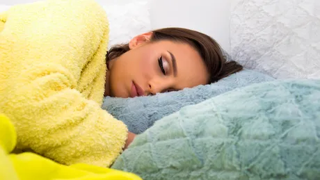 „Patul cartof”, noul trend de pe internet pentru un somn mai bun. Funcționează cu adevărat?