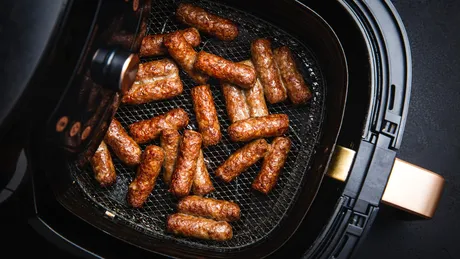 Metoda simplă, în trei pași, de a curăța friteuza cu aer cald! O să fie ca nouă