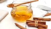 Dieta cu miere și scorțișoară. Rețeta pentru licoarea cu care înlocuiești zahărul rafinat din alimentație