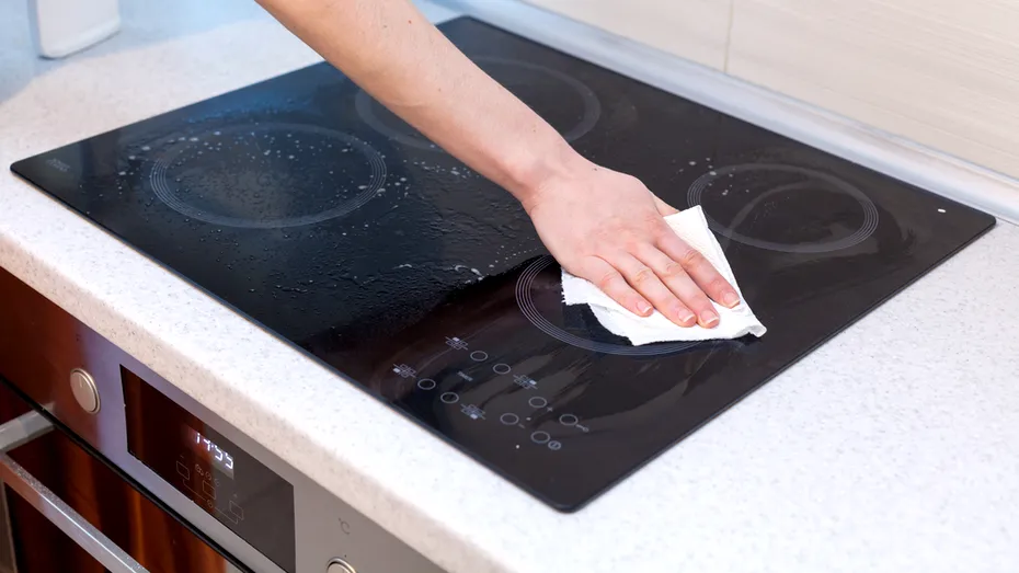 Metode rapide și ieftine ca să-ți cureți plita ceramică fără efort