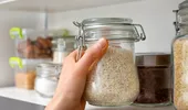 De ce să pui orez crud în frigider. Trucul simplu care te ajută să păstrezi alimentele mai proaspete