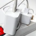 ⁠Încărcătorul lăsat în priză consumă energie? Răspunsul pe care trebuie să îl știi